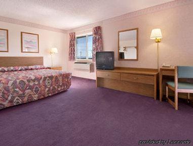 Super 8 By Wyndham Grants Hotel Room photo